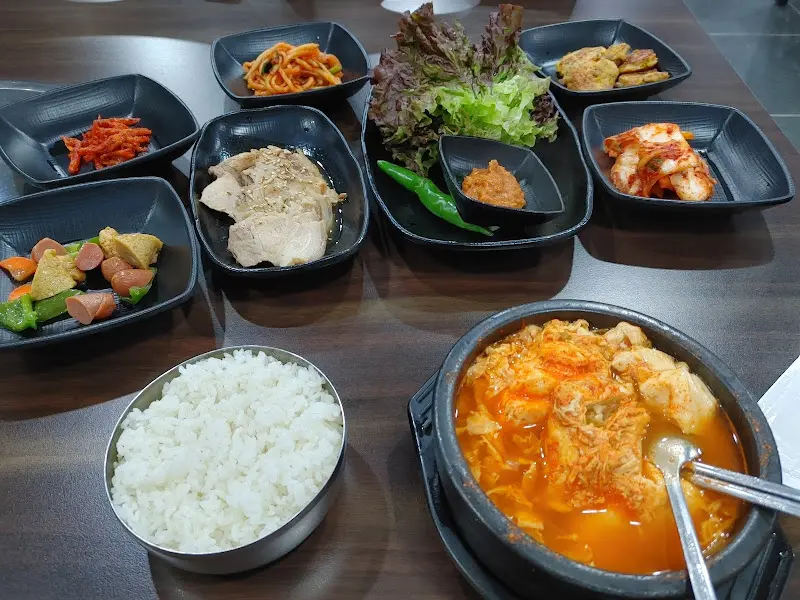 다채로운 반찬과 메인 메뉴