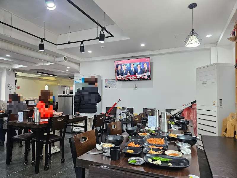 텔레비전이 설치된 식당 내부