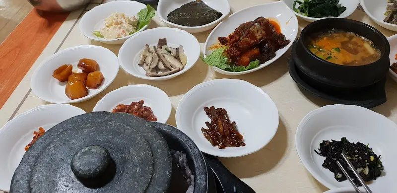 다양한 반찬과 찌개