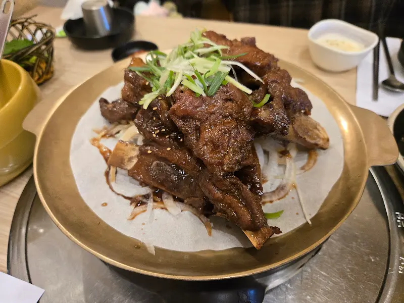 윤기가 흐르는 석갈비