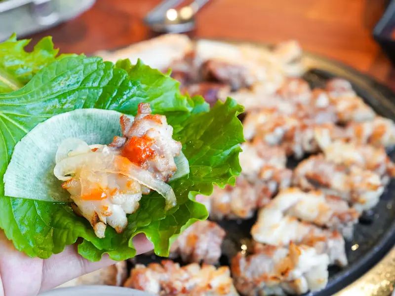 싱싱한 쌈채소에 싸 먹는 삼겹살