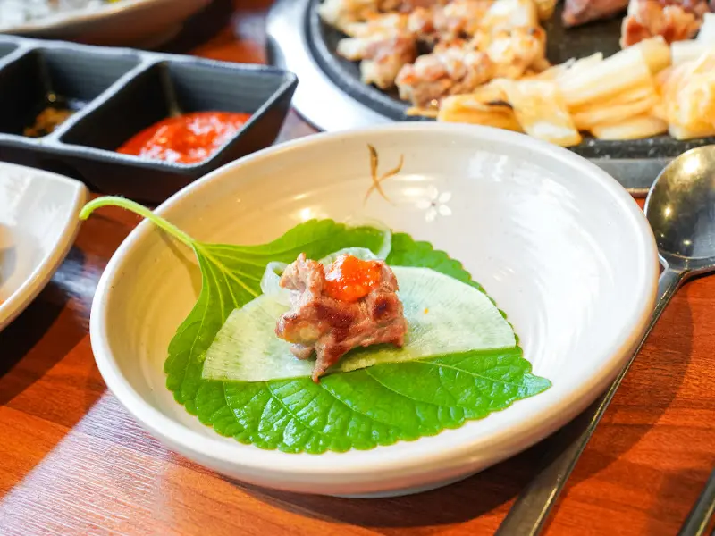 쌈을 예쁘게 담아놓은 모습