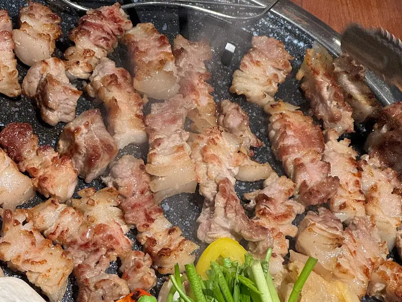 불판 위에서 익어가는 꽃삼겹살