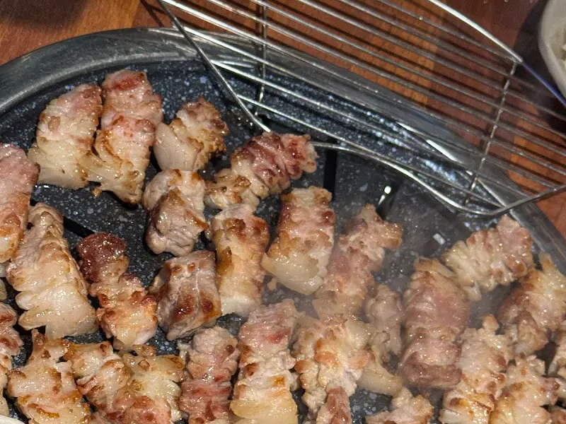 불판 위에 가지런히 놓인 꽃삼겹살