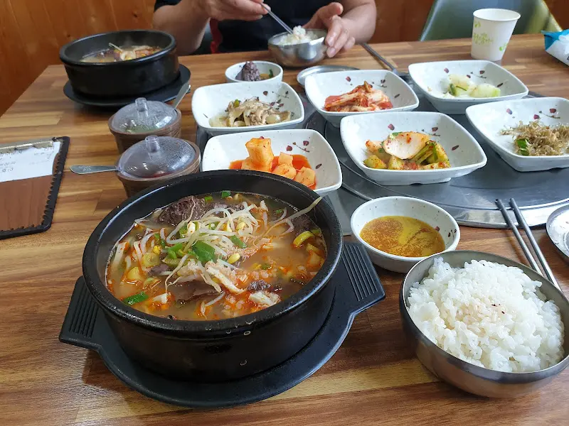 내장탕과 밥, 반찬이 놓인 테이블