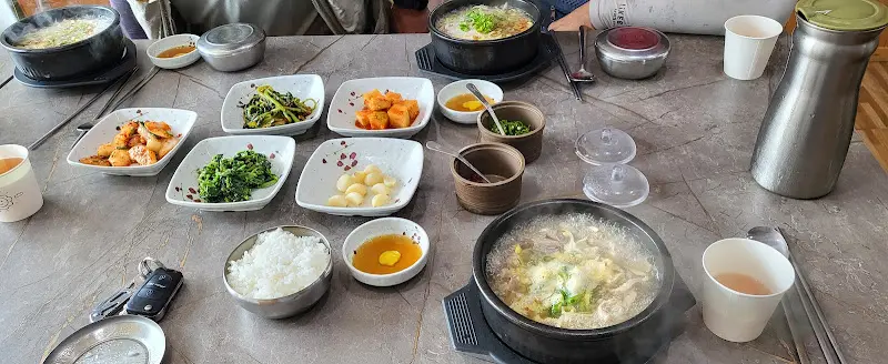 테이블 가득 차려진 반찬과 내장탕