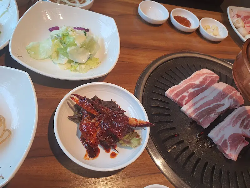 푸짐한 밑반찬과 삼겹살