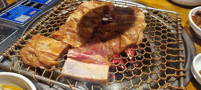 숯불 위에 구워지는 돼지갈비