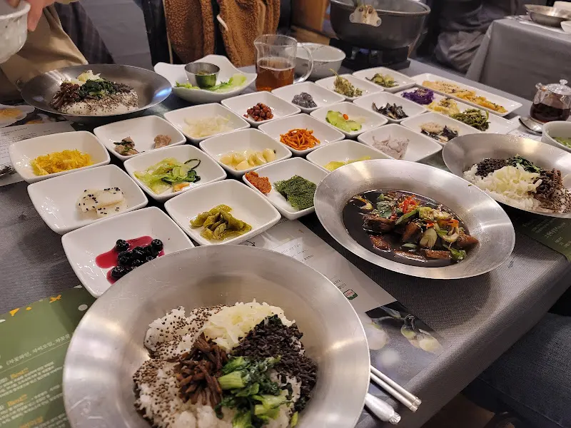 정갈하게 차려진 돼지고기찜과 다양한 밑반찬