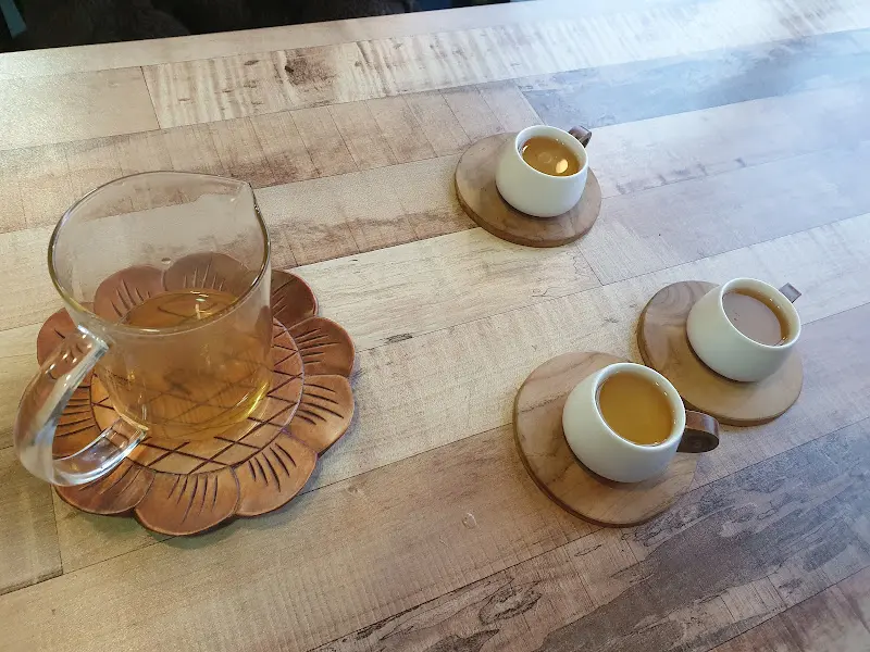 찻잎마술에서 즐기는 차 한 잔