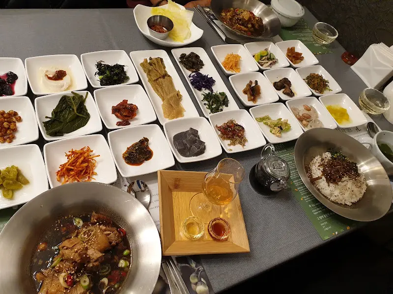 다채로운 밑반찬과 메인 요리