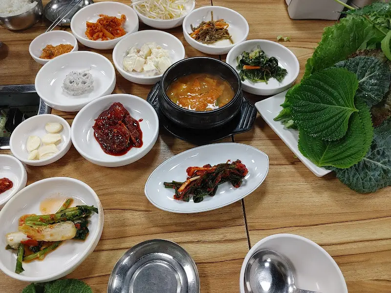 한상 가득 차려진 쌈밥