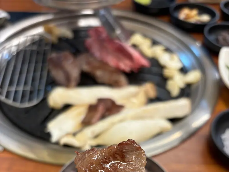 숯불 위에서 구워지는 한우