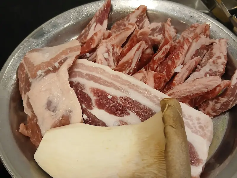 돼지 한 근 모듬 세트의 푸짐한 비주얼