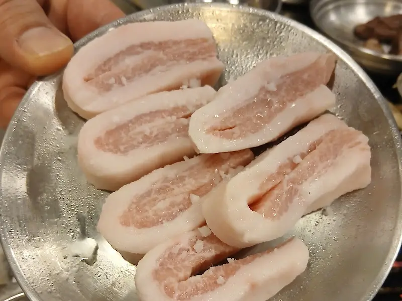 윤기가 흐르는 돼지고기의 모습