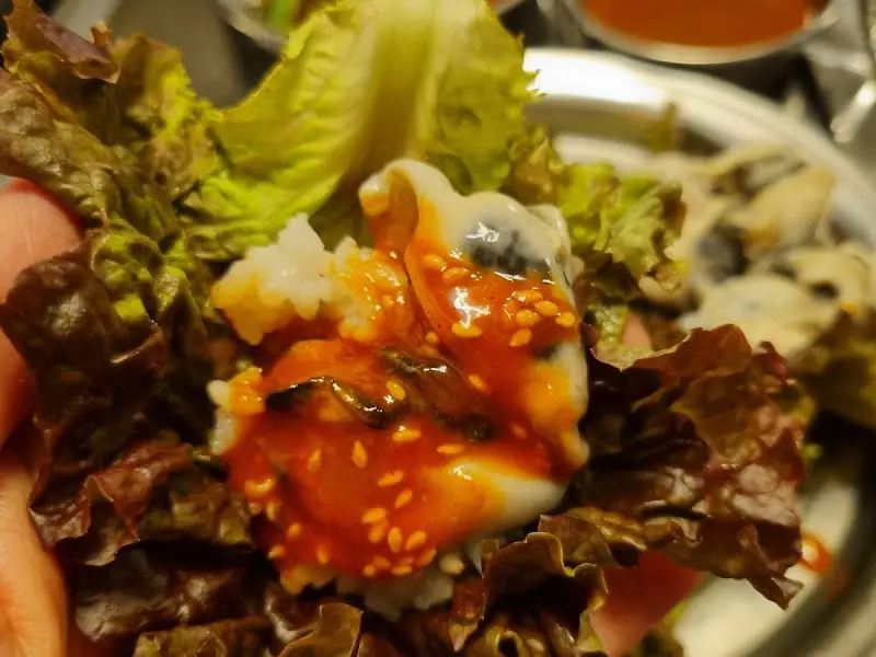 싱싱한 쌈 채소에 싸 먹는 고기의 맛