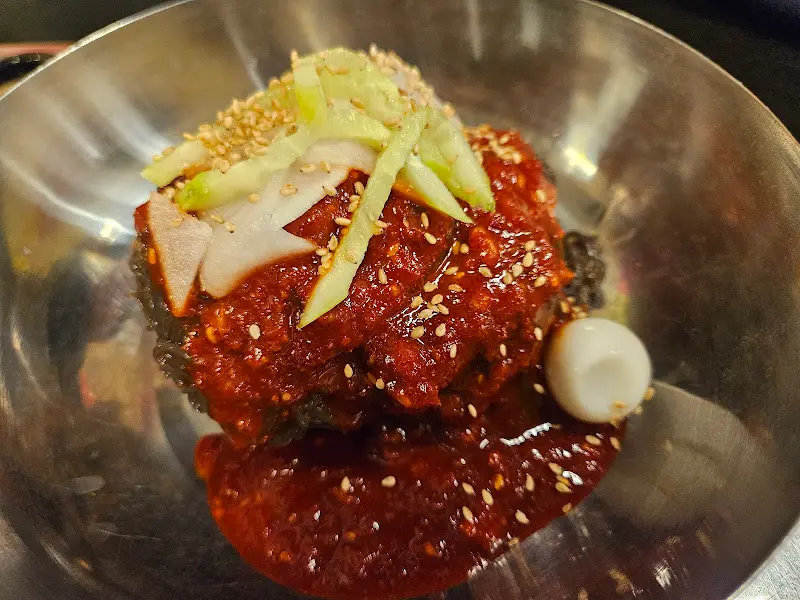 매콤달콤한 비빔냉면의 자태