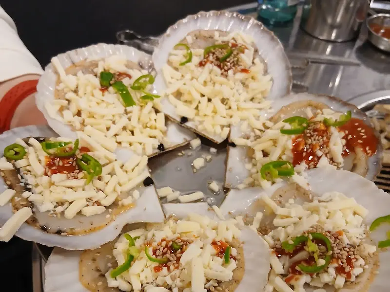 치즈가 듬뿍 올려진 키조개의 모습