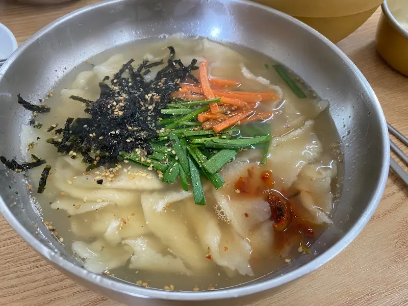 멸치 육수의 깊은 맛이 느껴지는 손칼국수