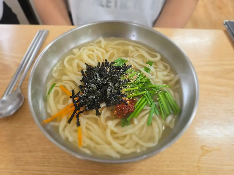 김가루와 채소가 고명으로 올라간 손칼국수
