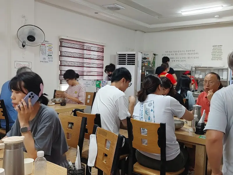 점심시간 손님들로 가득 찬 가게 내부