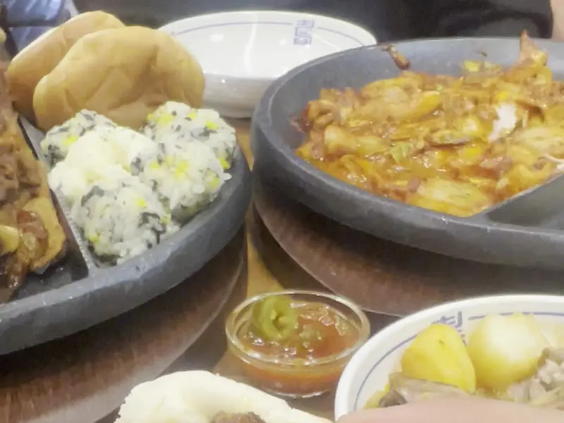 뼈구이와 곁들임 메뉴