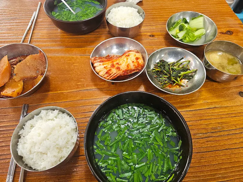 정갈하게 차려진 재첩국 한 상