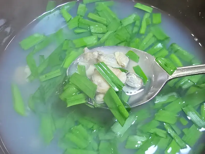 재첩국 속 재첩과 부추