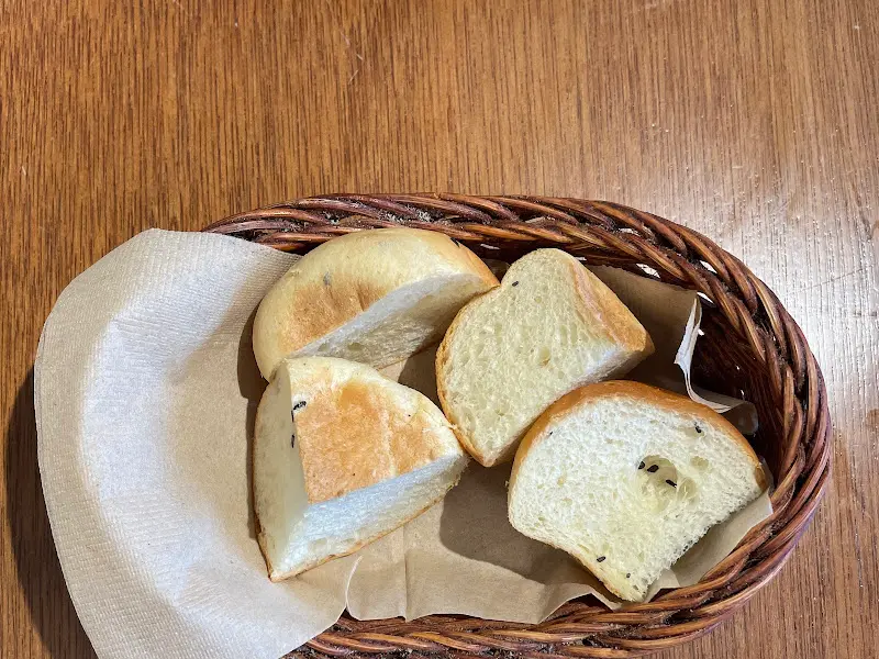 바구니에 담겨 나온 식전빵