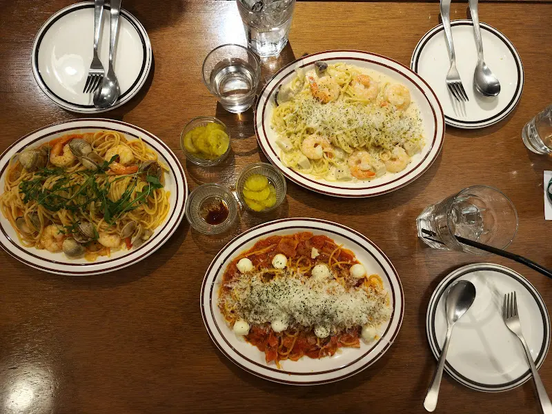 테이블 가득 차려진 음식