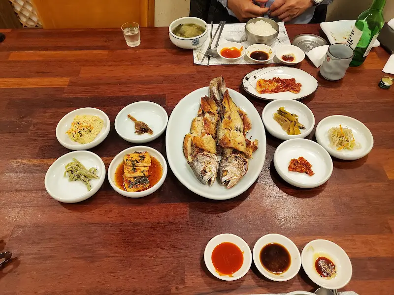 노릇하게 구워진 생선구이