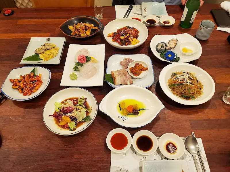 푸짐한 한상차림 전체 사진