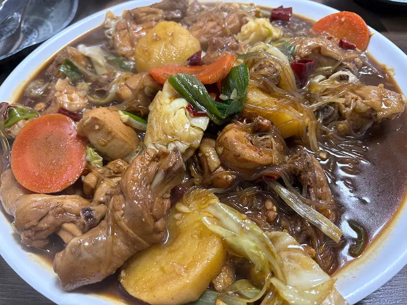 다채로운 재료가 가득한 찜닭