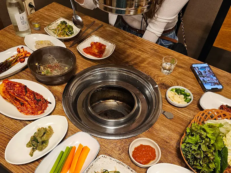 푸짐하게 차려진 밑반찬