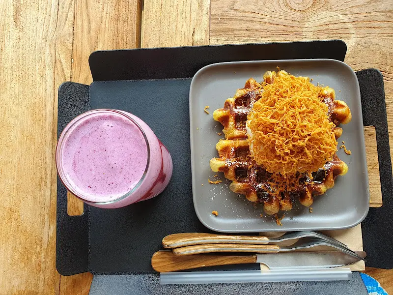 블루베리 스무디와 와플