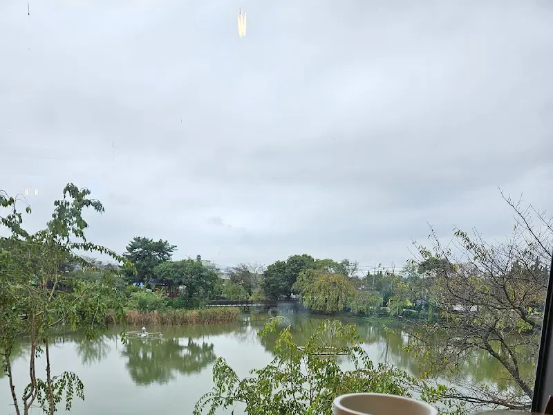 카페에서 바라본 연지못 풍경