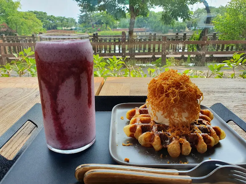 연지못을 배경으로 한 음료 사진