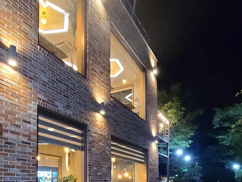 저녁 무렵의 카페 외관
