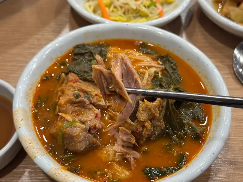 살코기가 가득 붙은 돼지 등뼈