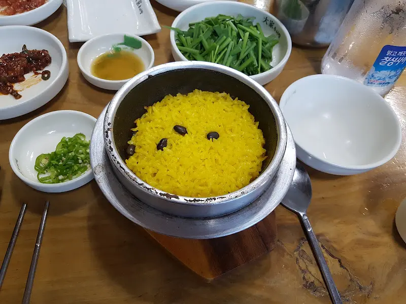 치자 돌솥밥과 다양한 밑반찬이 정갈하게 차려진 모습