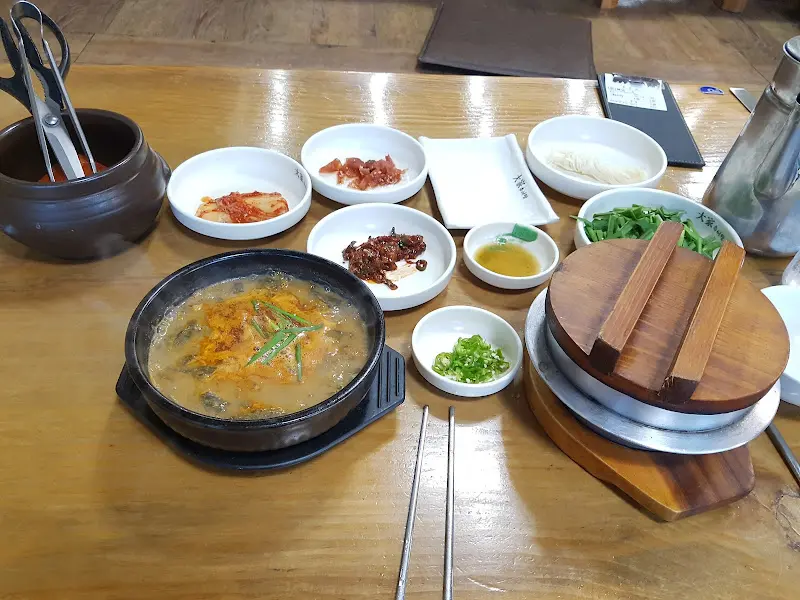 한 상 가득 차려진 푸짐한 식탁