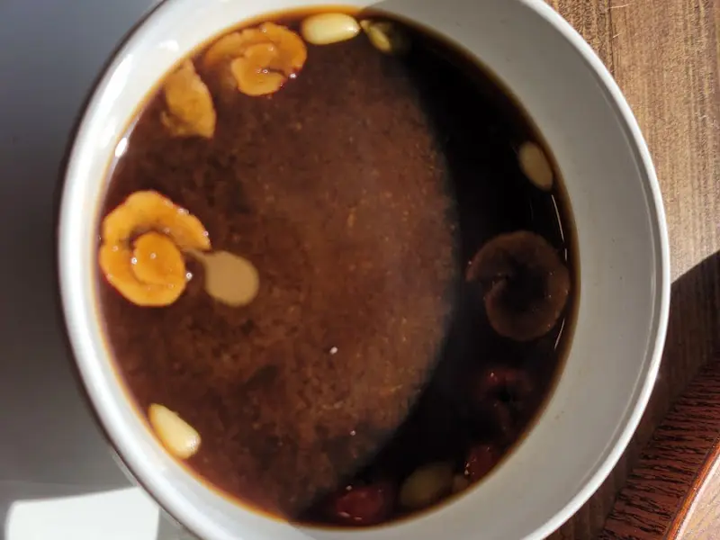 놋그릇에 담겨 나온 따뜻한 대추차