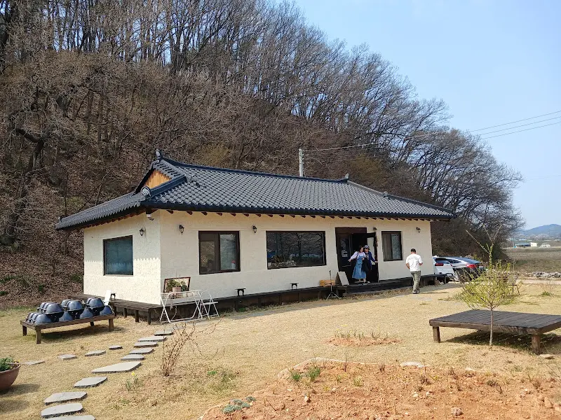 한옥 건물 앵화당의 전경