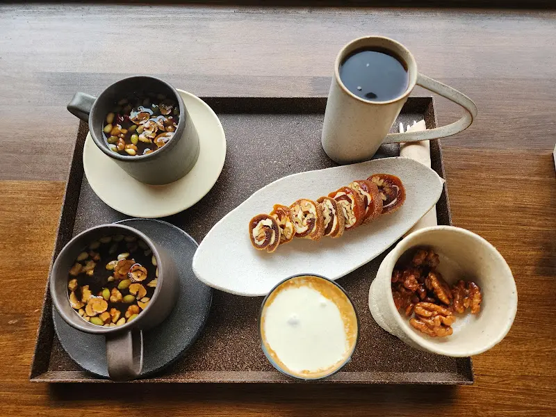 정갈하게 차려진 찻상