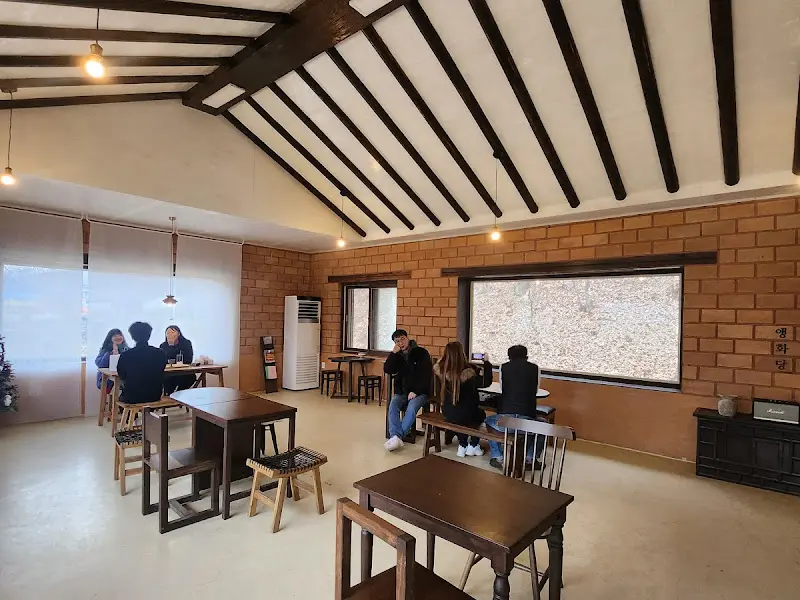 카페 내부의 아늑한 분위기