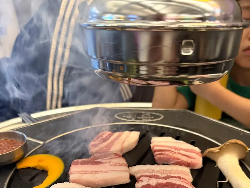 불판 위 삼겹살