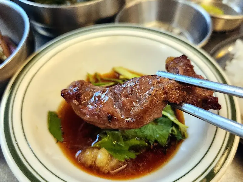 잘 구워진 고기 한 점