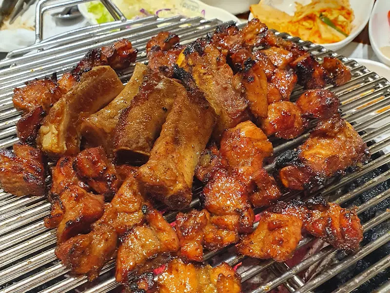 숯불 위에 구워진 갈비