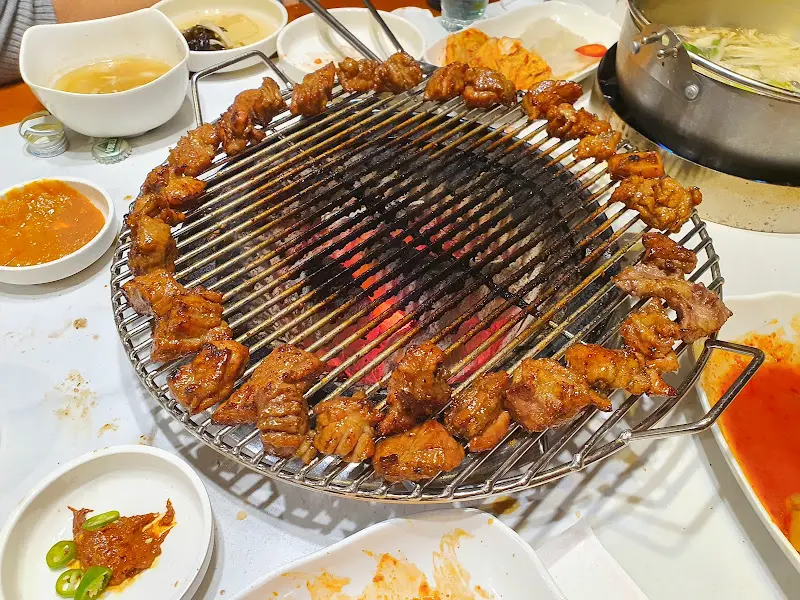 고기를 굽는 모습