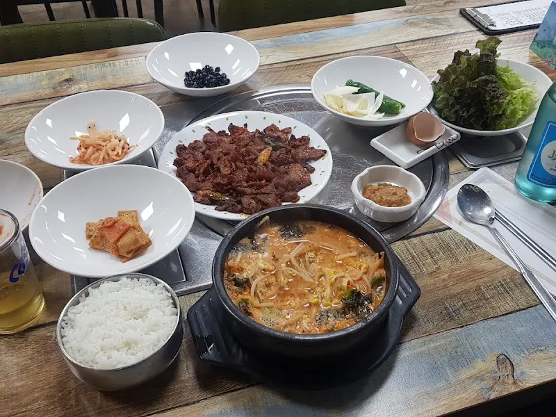 돼지 연탄구이 한 상 차림
